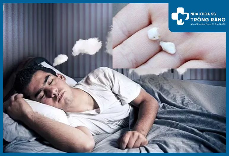 Người phụ nữ suy tư nhìn xuống, phản ánh sự cân nhắc về thay người trong đội hình.