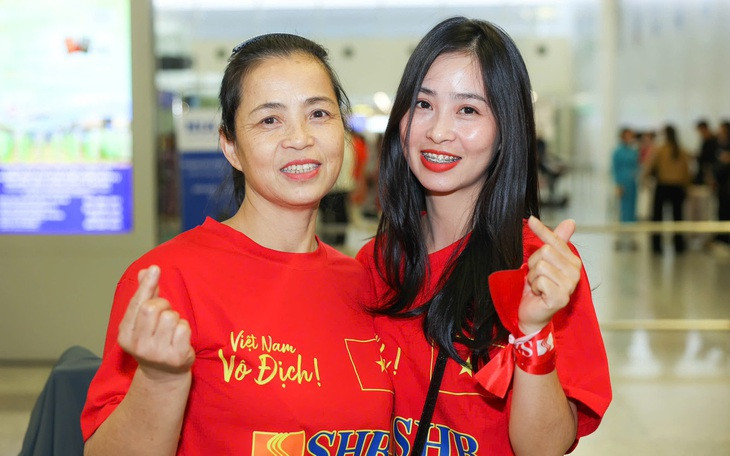Người thân các cầu thủ Việt Nam cùng nhau sang Thái Lan để tiếp sức cho đội tuyển.