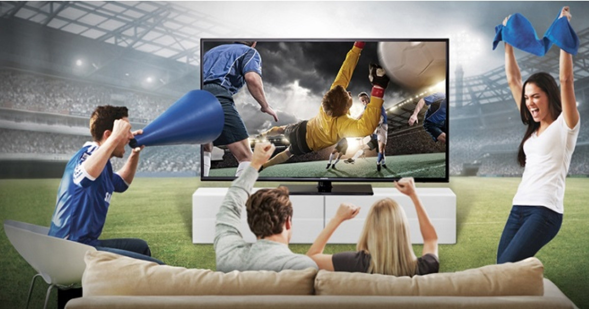 Người xem bóng đá với chế độ Sports Mode trên tivi Samsung để có trải nghiệm tối ưu
