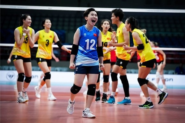 Nguyễn Khánh Đang, một trong những libero xuất sắc của bóng chuyền Việt Nam, thể hiện kỹ năng phòng ngự và tinh thần thi đấu mạnh mẽ.