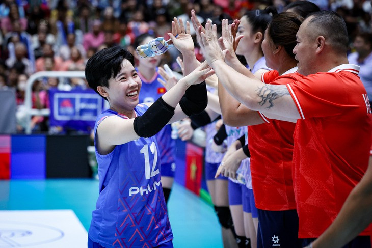 Nguyễn Khánh Đang trong trang phục libero, sẵn sàng đón bóng