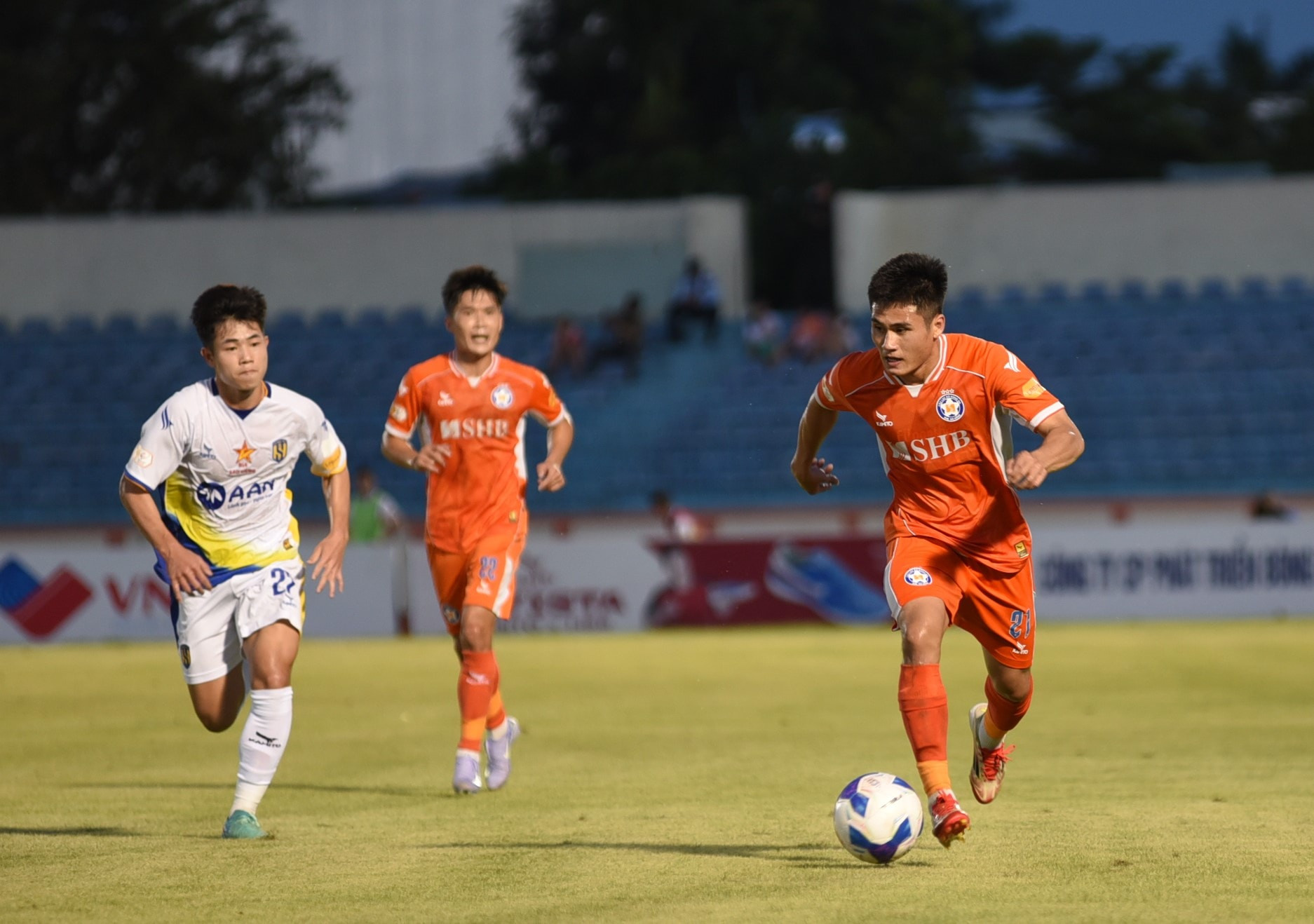 Nguyễn Phi Hoàng, tài năng trẻ của SHB Đà Nẵng, thi đấu cho đội tuyển bóng đá U22 quốc gia Việt Nam