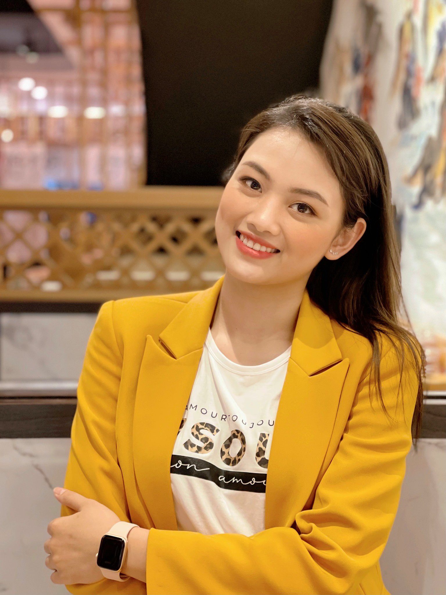 Nguyễn Thu Hoài duyên dáng trong bộ trang phục dạo phố, thể hiện phong cách cá nhân