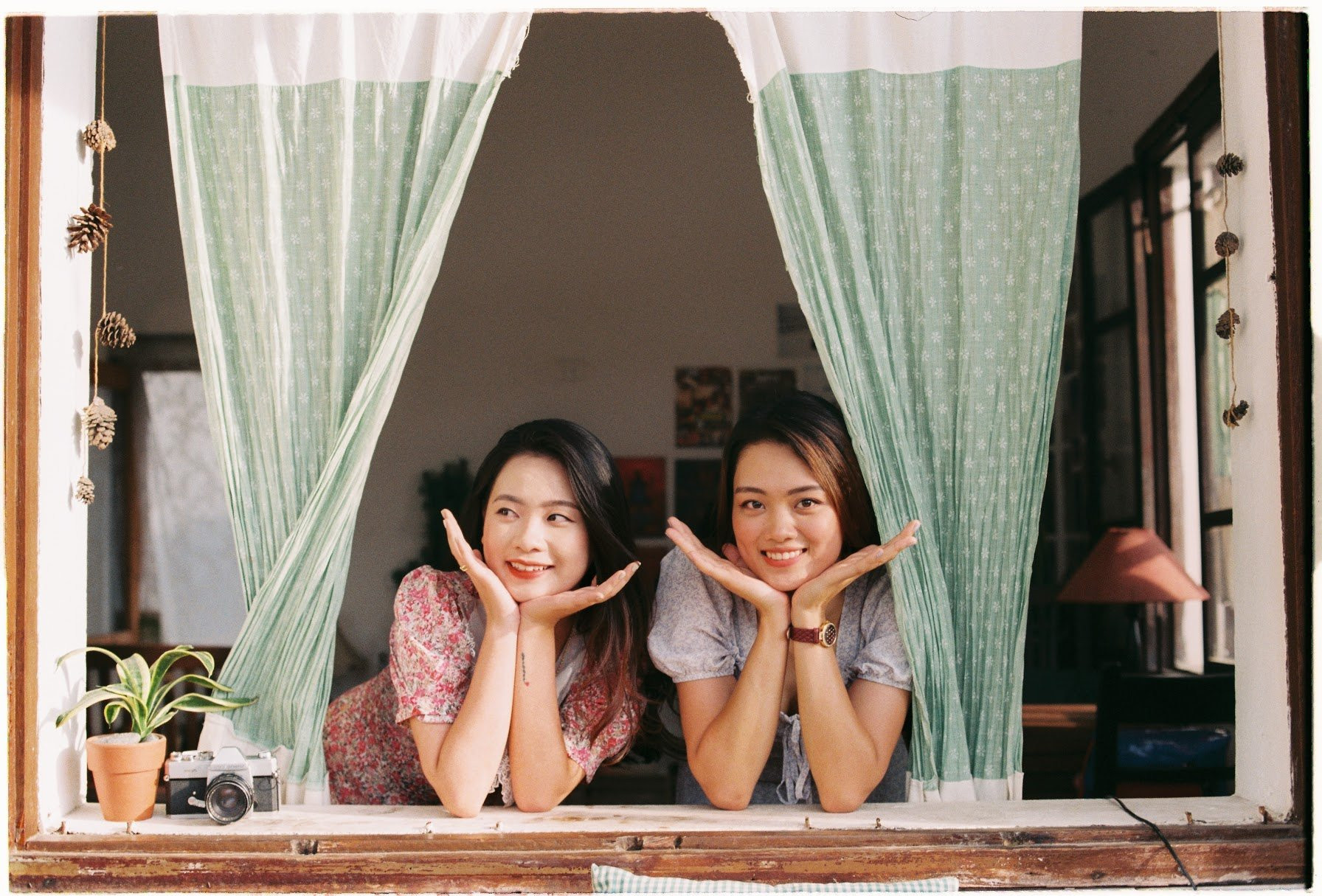 Nguyễn Thu Hoài trong trang phục thi đấu bóng chuyền, thể hiện tài năng trên sân