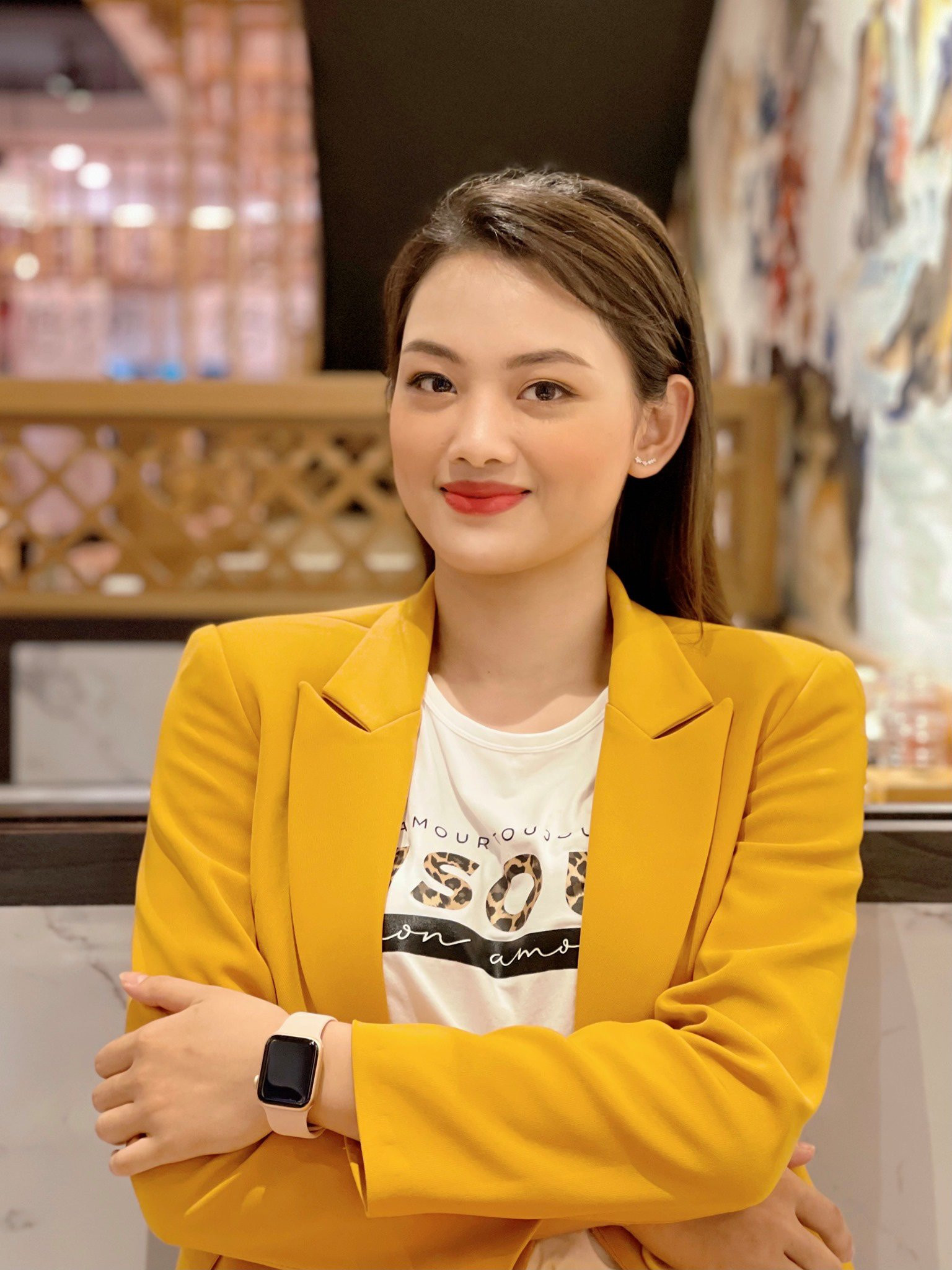 Nguyễn Thu Hoài với nụ cười tươi tắn, biểu tượng của sự trẻ trung và năng động