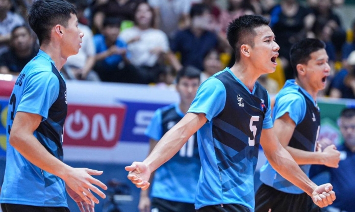 Cầu thủ bóng chuyền ăn mừng chiến thắng đầy cảm xúc, thể hiện tinh thần thể thao cuồng nhiệt, không kém cạnh những trận đấu có kết quả bóng đá ngày 30 11 căng thẳng.