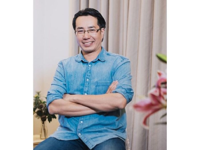 Nhà báo kiêm bình luận viên Anh Ngọc trên sóng truyền hình