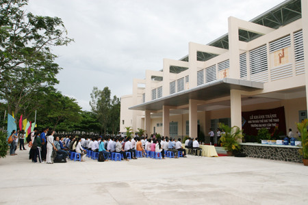 Nhà thi đấu hiện đại, nơi diễn ra các trận bóng chuyền chuyên nghiệp và sử dụng biên bản thi đấu chính xác.