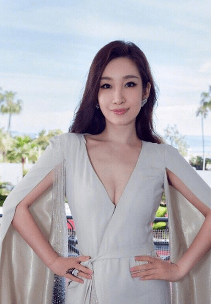 Nhan sắc và thần thái của Tần Hải Lộ tại thảm đỏ lễ trao giải, bất chấp tuổi tác