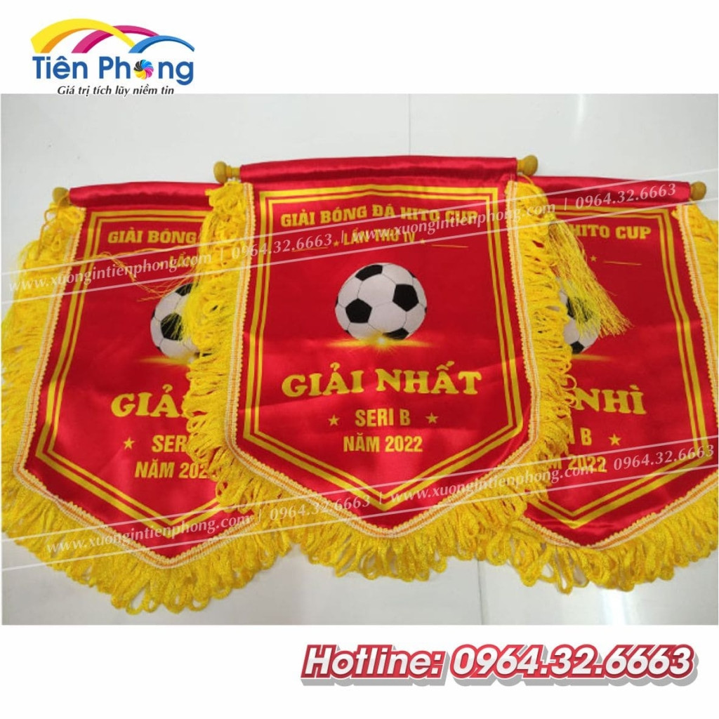 Nhiều mẫu cờ lưu niệm đá bóng đa dạng về kiểu dáng và màu sắc