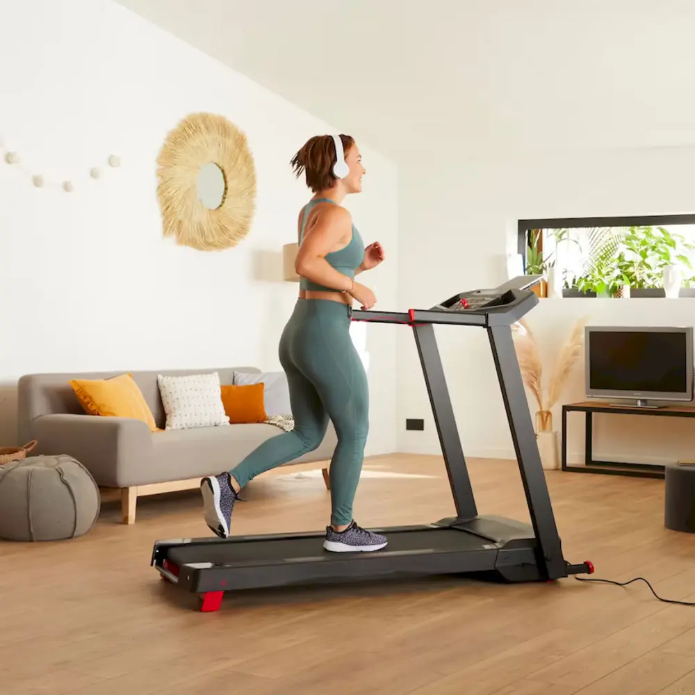 Nữ giới tập gym với dây kháng lực, hình ảnh các bài tập kết hợp trong lịch tập gym cho nữ