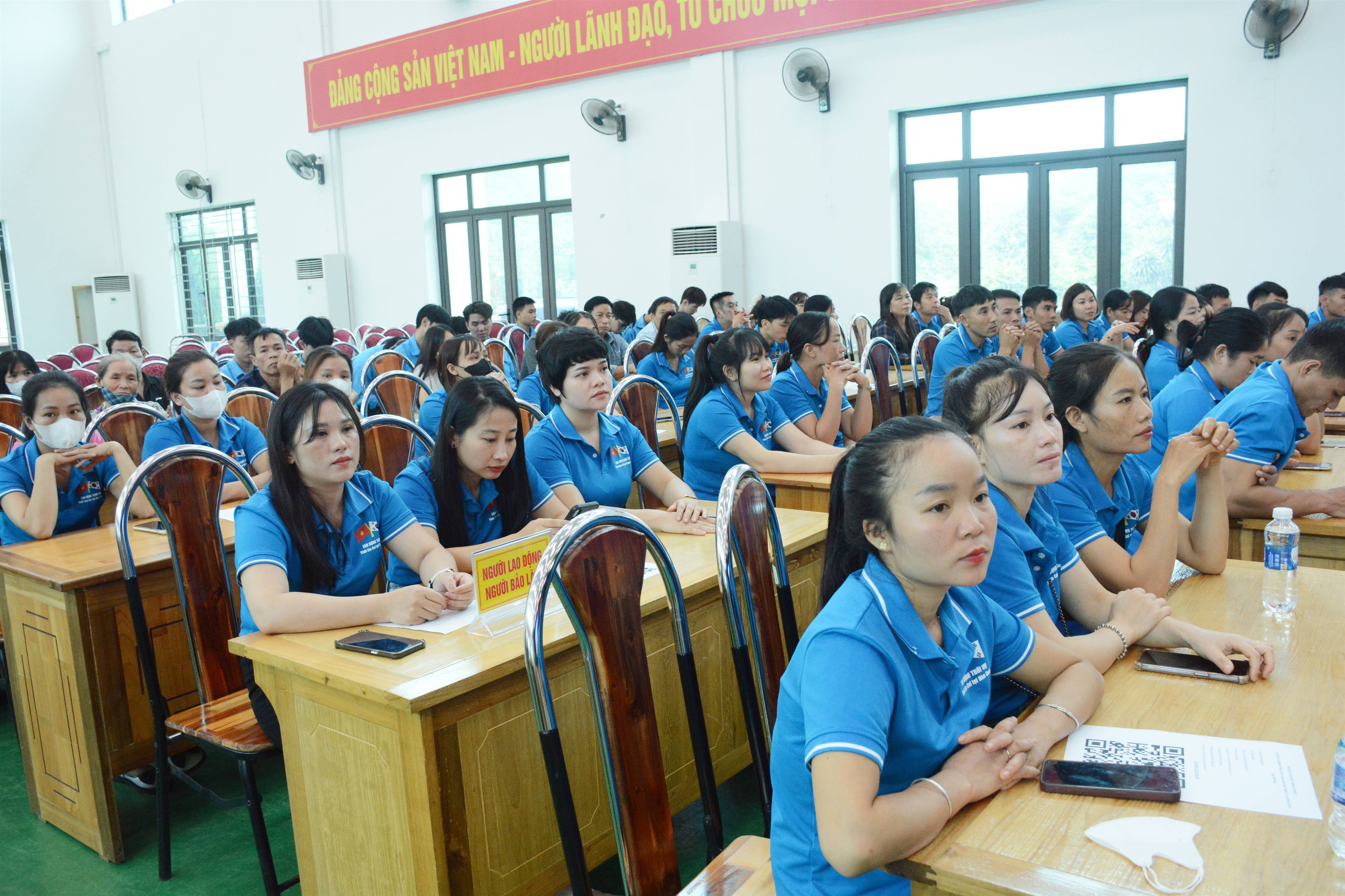 Những người lao động chuẩn bị xuất cảnh, hình ảnh về sự tập trung và nỗ lực hướng tới mục tiêu, tinh thần tương tự trong mỗi trận đấu bóng chuyền nữ VTV Cup 2023