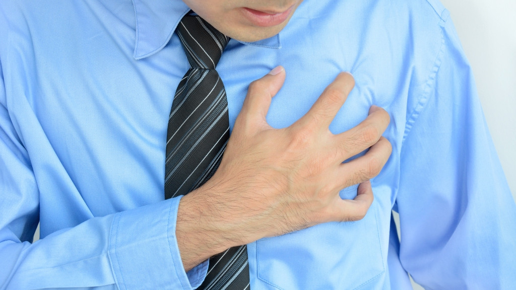Những người mắc bệnh tim mạch nên hạn chế tối đa việc thức khuya xem đá bóng