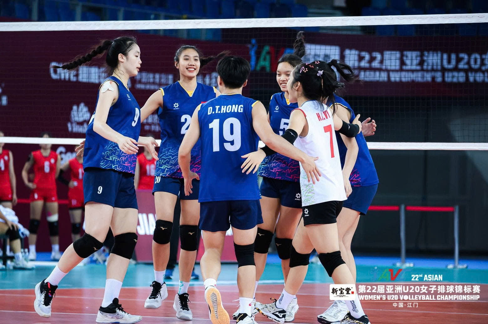 Niềm vui chiến thắng của đội bóng chuyền U20 nữ Việt Nam sau khi giành vé dự giải bóng chuyền thế giới lứa tuổi U21.