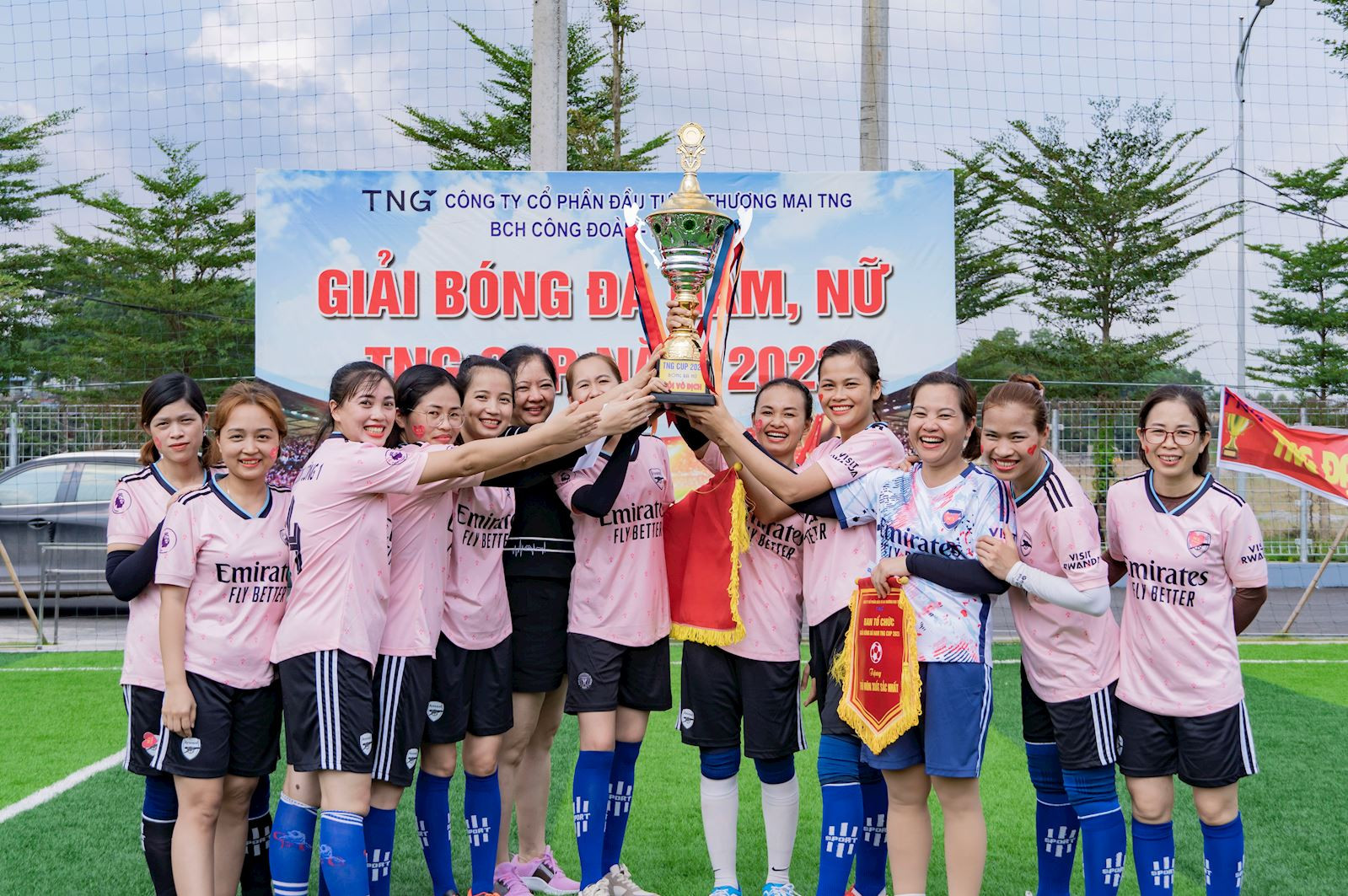 Niềm vui của các cầu thủ nữ khi nhận giải thưởng tại TNG Cup 2023