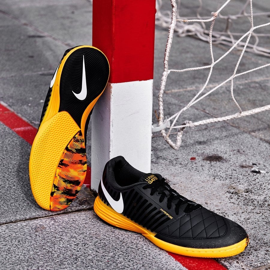 Nike Lunargato II IC Nightfall với thiết kế cứng cáp