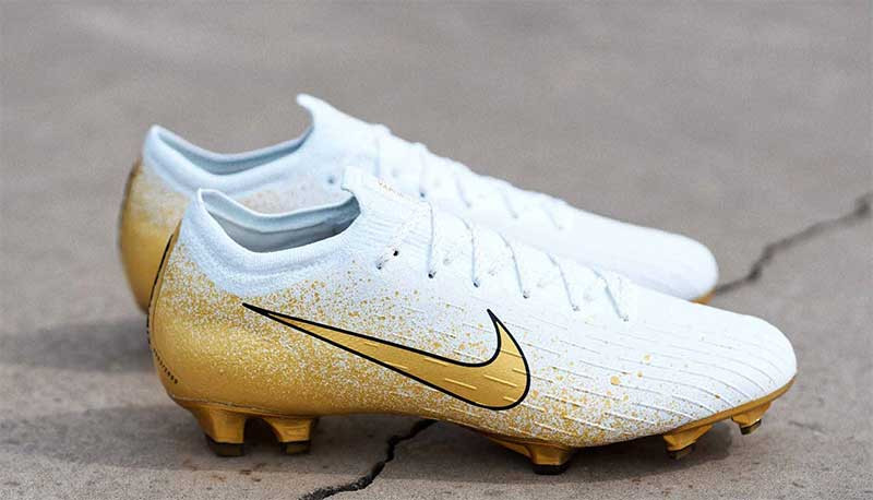 Nike Mercurial Vapor XIII Euphoria Gold với gam màu trắng và vàng ánh kim sang trọng, phiên bản giới hạn