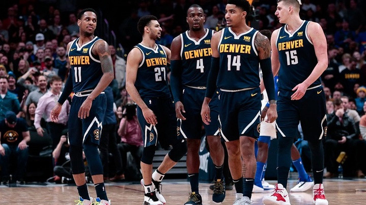 Nikola Jokic của Denver Nuggets dẫn bóng, biểu tượng cho sức mạnh của đội bóng rổ hay nhất thế giới hiện tại
