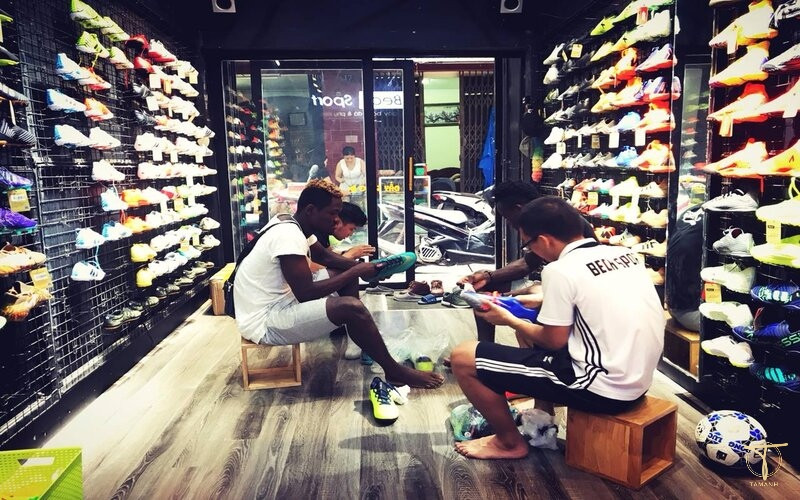 Nội thất Beck Sport với đa dạng mẫu mã giày đá bóng adidas cho mọi cầu thủ.