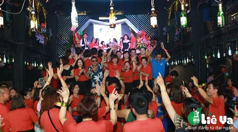Nội thất rộng rãi của một quán xem bóng đá tại Hà Nội, sẵn sàng cho các giải đấu lớn