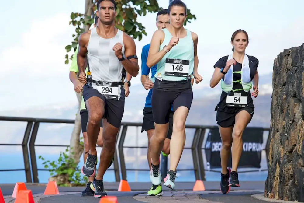 Hình ảnh nữ giới chạy bộ trên máy, minh họa lịch tập gym cho nữ giảm mỡ hiệu quả