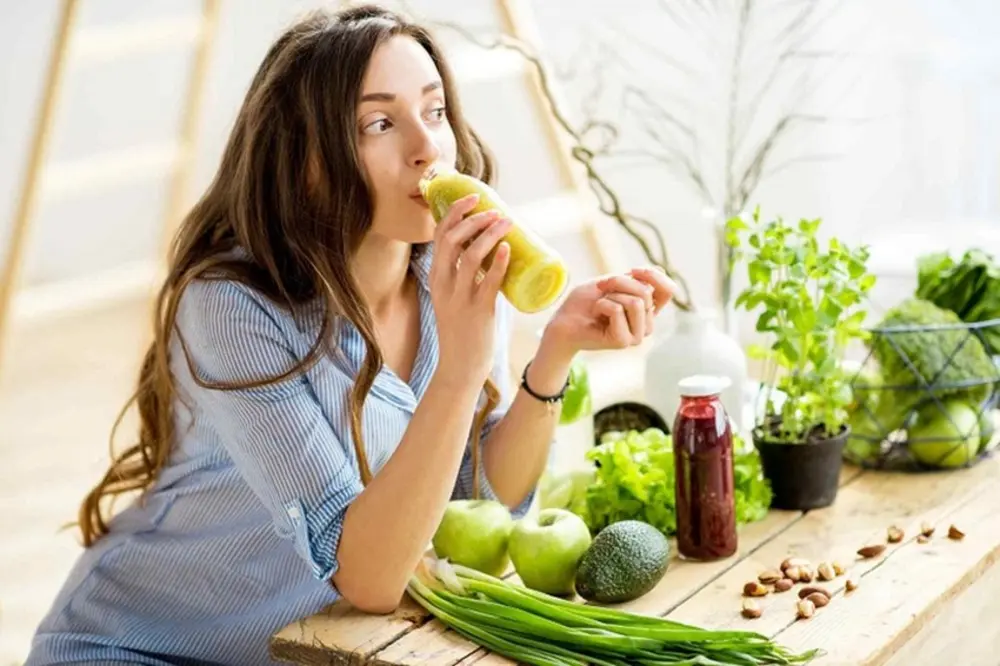 Nước detox hoặc sữa hạt buổi chiều sẽ giúp bạn bớt cảm giác thèm ăn vặt