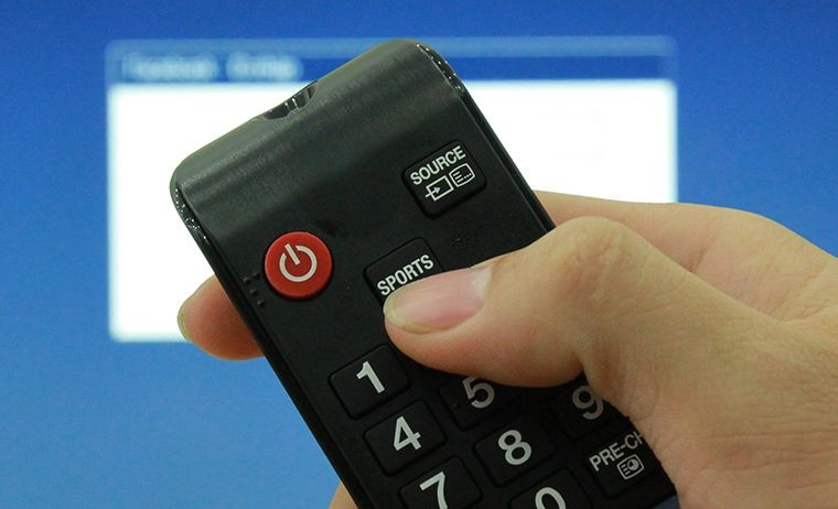Nút SPORTS trên remote control tivi Samsung giúp dễ dàng kích hoạt chế độ xem bóng đá trực tiếp