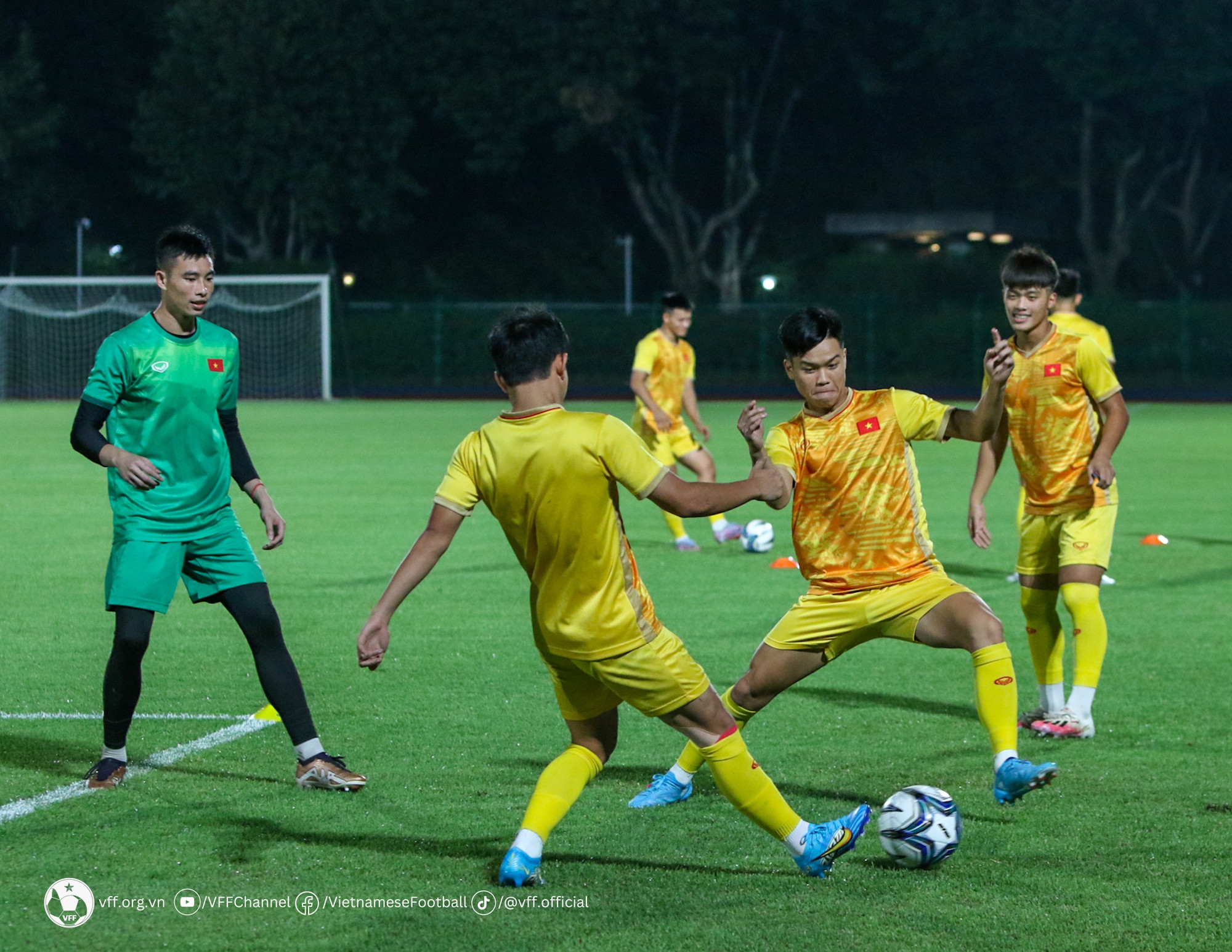Olympic Việt Nam tích cực tập luyện chiến thuật dưới sự hướng dẫn của ban huấn luyện.