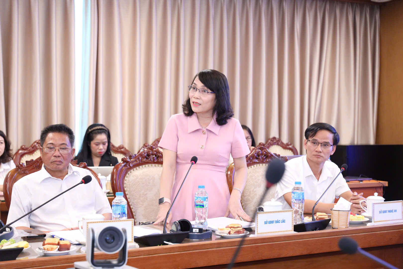 Ông Nguyễn Bảo Quốc, Phó Giám đốc Sở GDĐT Thành phố Hồ Chí Minh, trình bày về việc áp dụng công nghệ và đa dạng hóa tiếng Anh