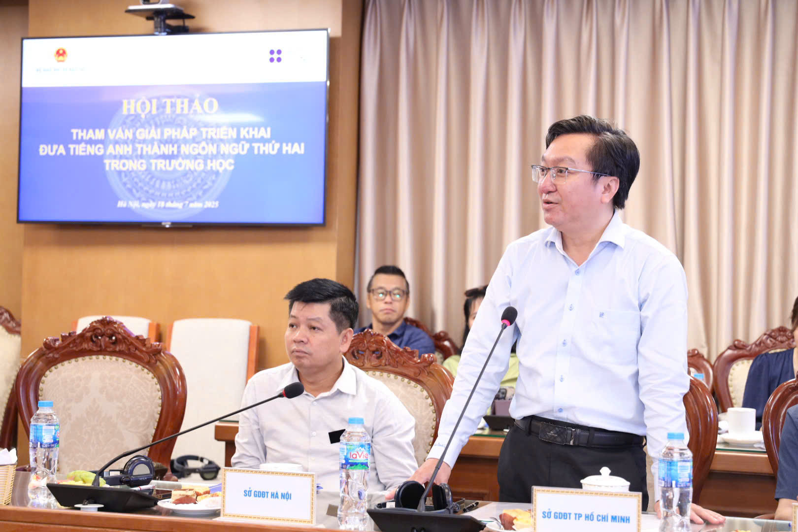 Ông Nguyễn Tiến Dũng, Trưởng Phòng Giáo dục Trung học, Sở GDĐT Nghệ An, chia sẻ kinh nghiệm triển khai dự án tiếng Anh