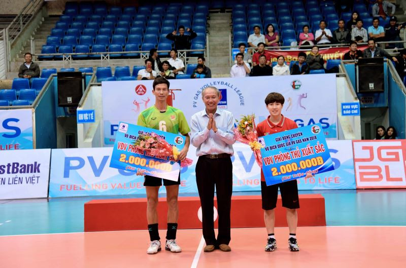 Ông Thái Hồng Hà, Giám đốc Sở VHTTDL trao thưởng cho VĐV phòng thủ xuất sắc tại Giải bóng chuyền vô địch quốc gia 2018