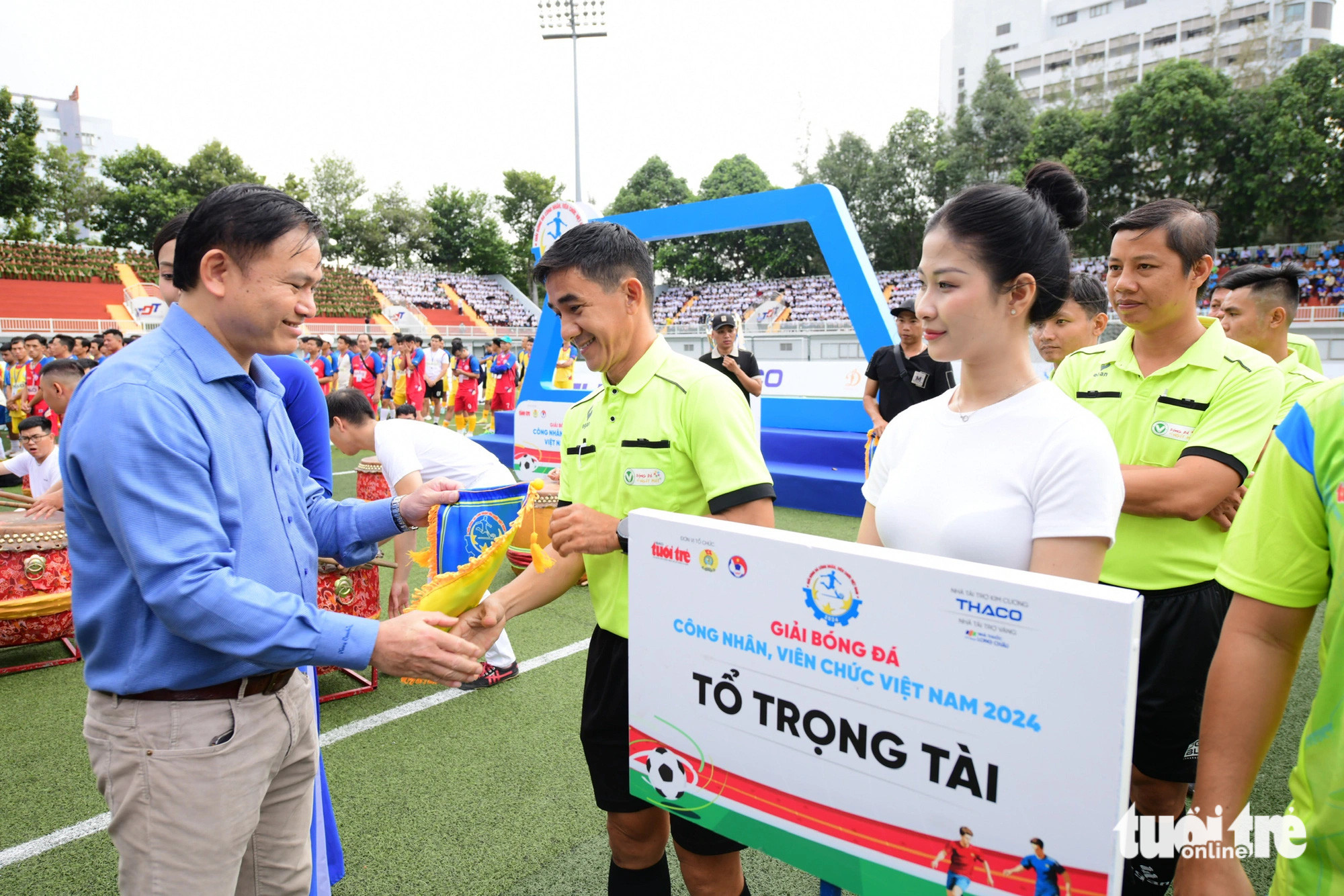 Ông Trần Anh Tú - Phó Chủ tịch VFF tặng cờ lưu niệm cho lực lượng trọng tài