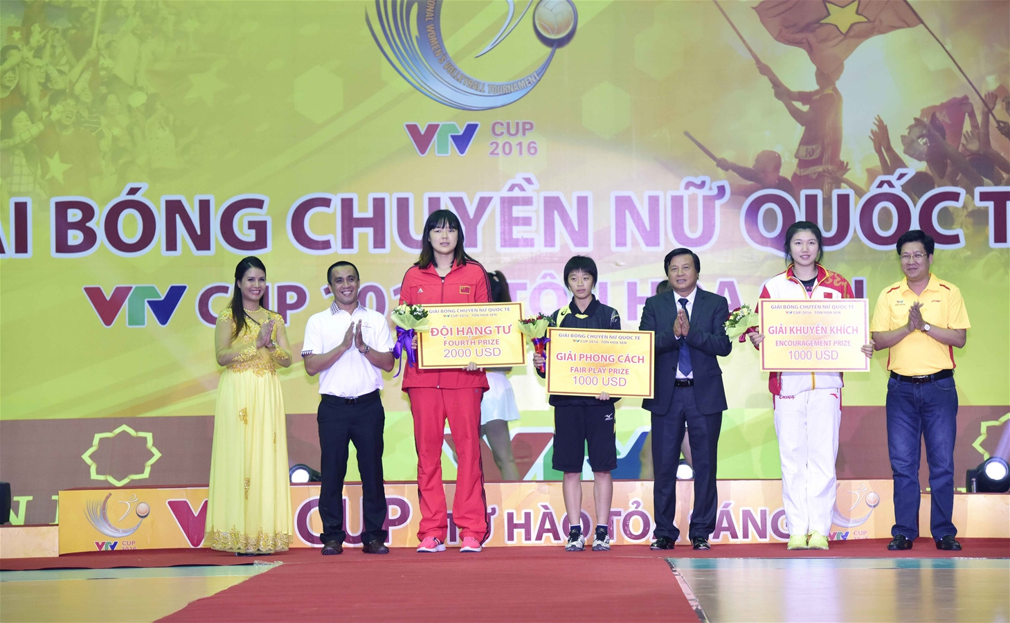 Ông Trần Đình Tài và đại diện BTC trao giải cho các đội đạt giải phong cách tại VTV Cup 2016
