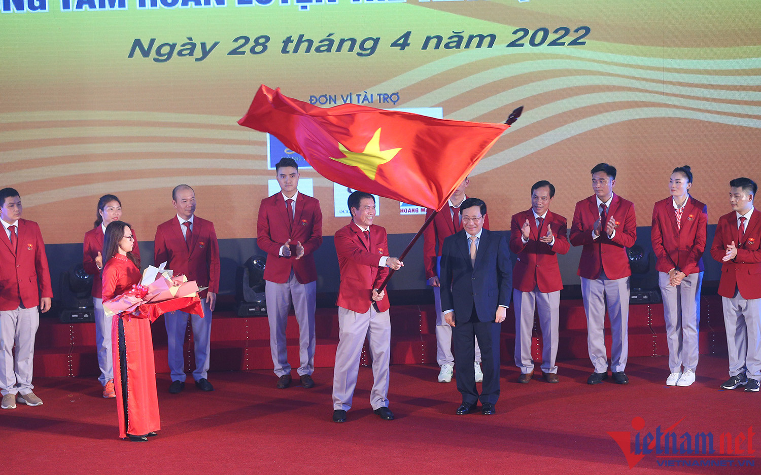 Ông Trần Đức Phấn nhận Quốc kỳ tại lễ xuất quân Đoàn Thể thao Việt Nam, chuẩn bị cho kỳ SEA Games 31 với các môn thi đấu, bao gồm lịch đá bóng seagame 2022.