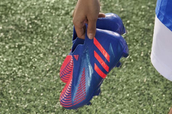 Paul Pogba, tiền vệ kiến tạo tài năng, với đôi giày Adidas Predator nổi bật trong trận đấu