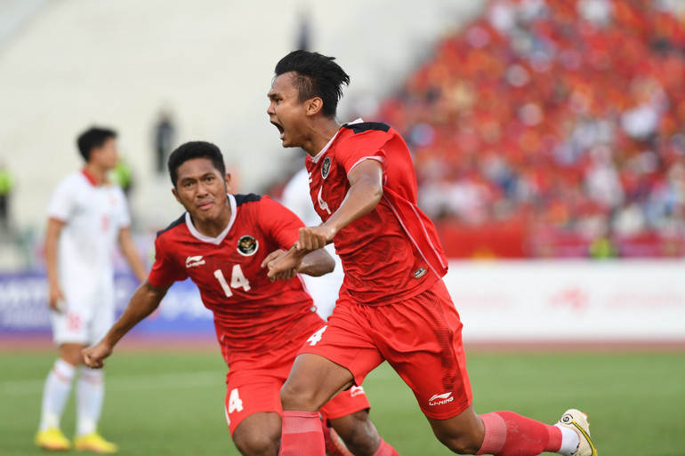 Pha ăn mừng của Ina Komang sau khi mở tỷ số cho U22 Indonesia trong trận bán kết kịch tính SEA Games 32.