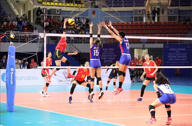 Pha bật cao đập bóng của VĐV số 11 đội bóng chuyền nữ Việt Nam