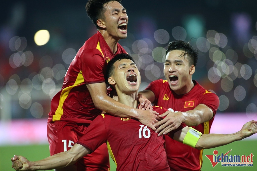 Pha bóng kịch tính trong một trận đấu bóng đá nam SEA Games 31, trước thềm vòng bán kết