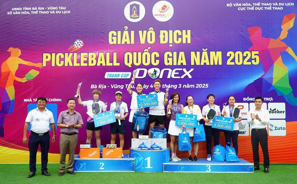 Pha bóng quyết định trong trận đấu đôi nam nữ, thể hiện tinh thần đồng đội và chiến thuật.
