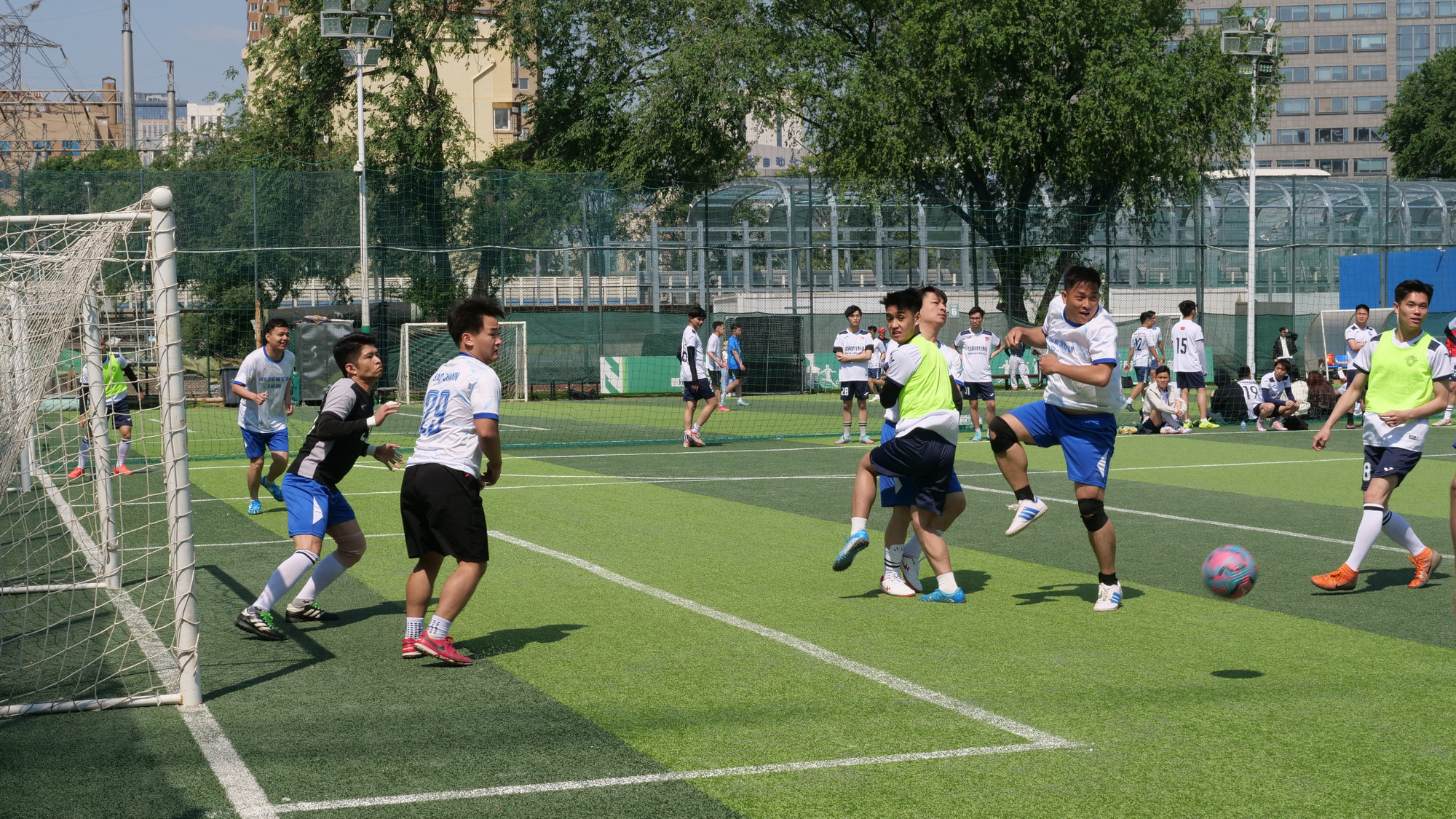 Pha hãm thành nguy hiểm trong trận chung kết giải bóng đá tứ hùng.