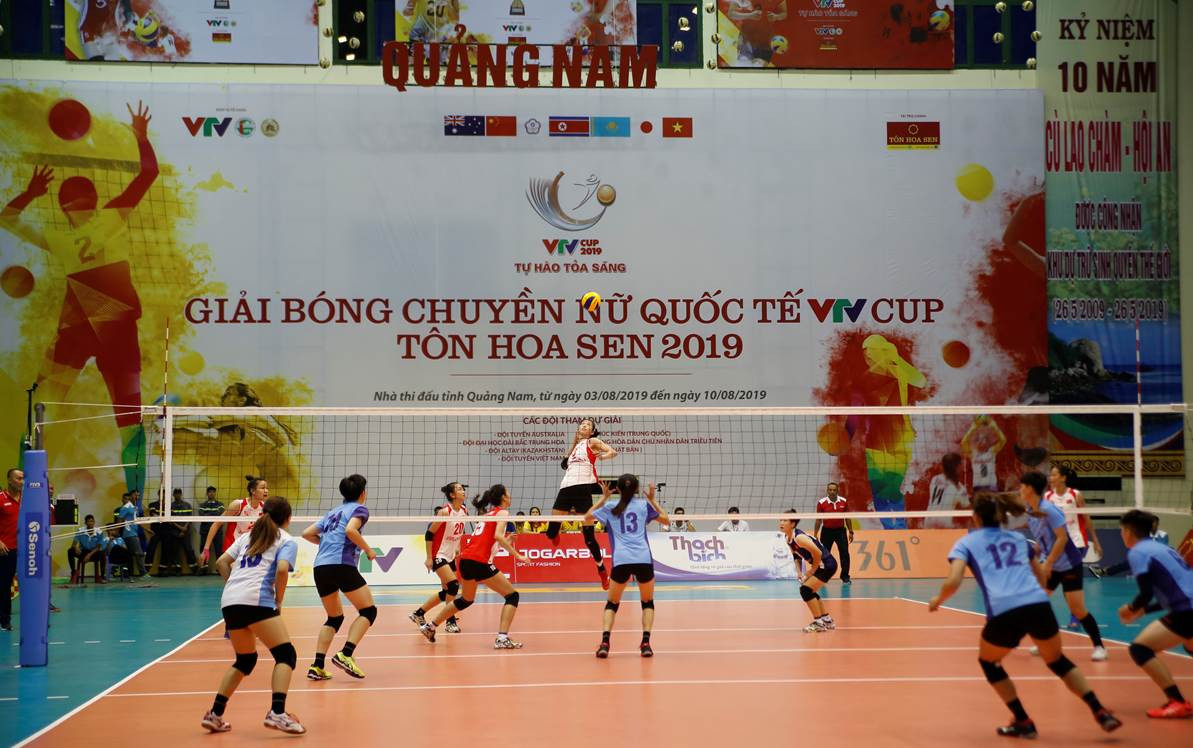 Pha tấn công mạnh mẽ của đội tuyển bóng chuyền nữ Việt Nam tại VTV Cup Tôn Hoa Sen 2019