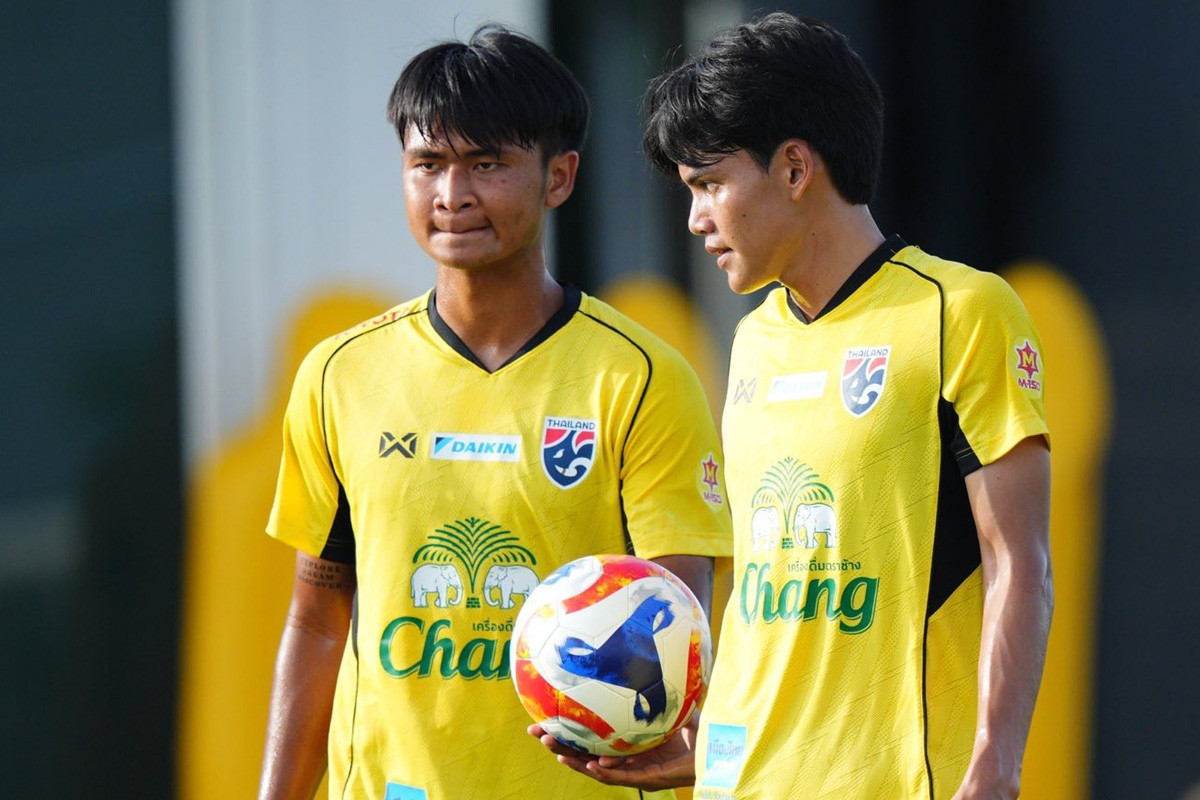 Pha tranh chấp bóng đá quyết liệt trong khuôn khổ giải U23 Đông Nam Á, nơi các đội bóng khu vực tranh tài.