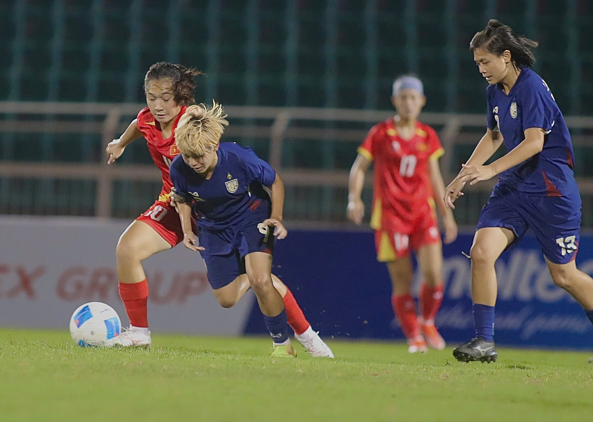 Pha tranh chấp bóng giữa cầu thủ U19 nữ Việt Nam và Thái Lan trong trận chung kết