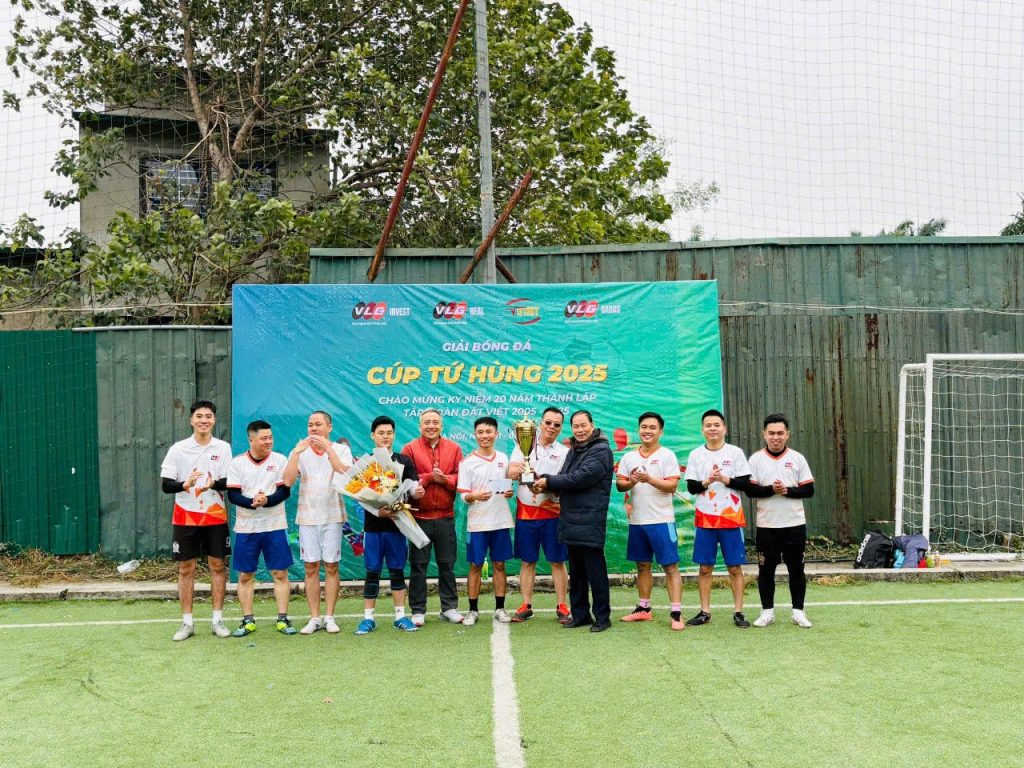 Pha tranh chấp bóng quyết liệt giữa các cầu thủ tại giải bóng đá Cúp Tứ Hùng nội bộ