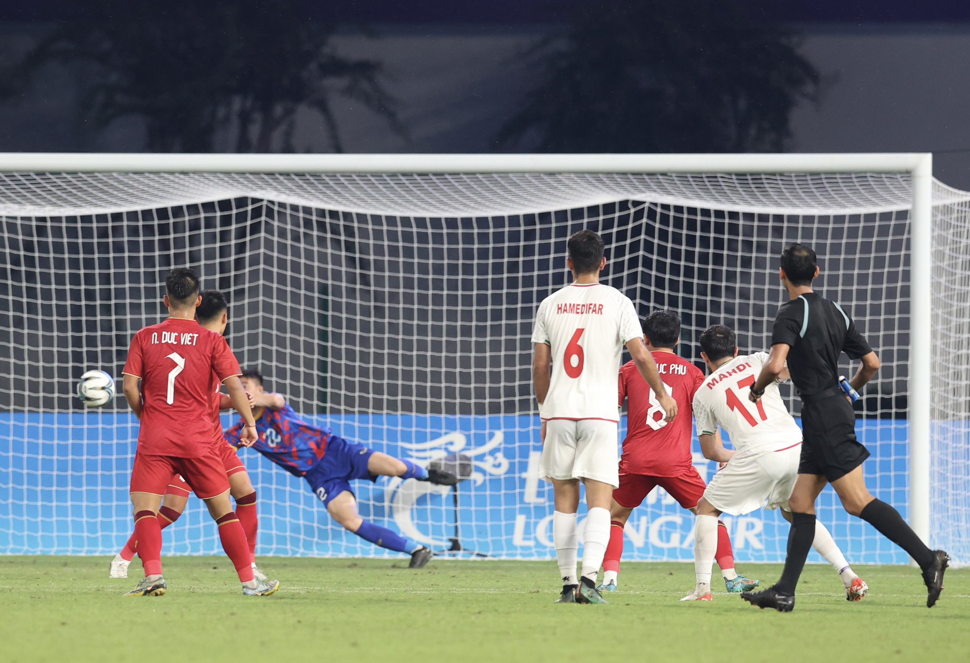 Pha tranh chấp bóng quyết liệt trong trận đấu giữa Olympic Việt Nam và Iran tại ASIAD 2023.