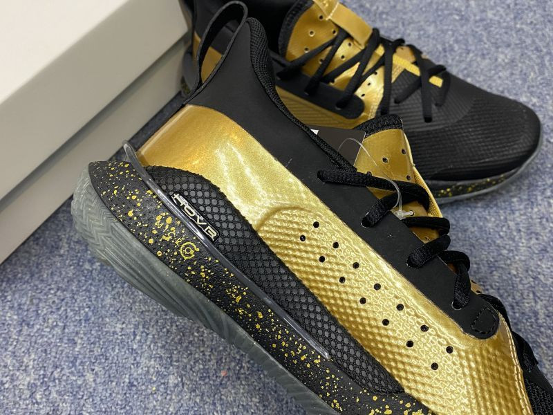 Phần gót giày bóng rổ Curry 7 với logo Under Armour