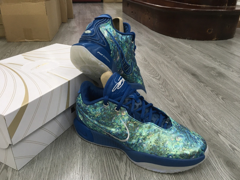 Phần thân trên bằng da tổng hợp cao cấp của giày bóng rổ LeBron 21, mang lại vẻ sang trọng