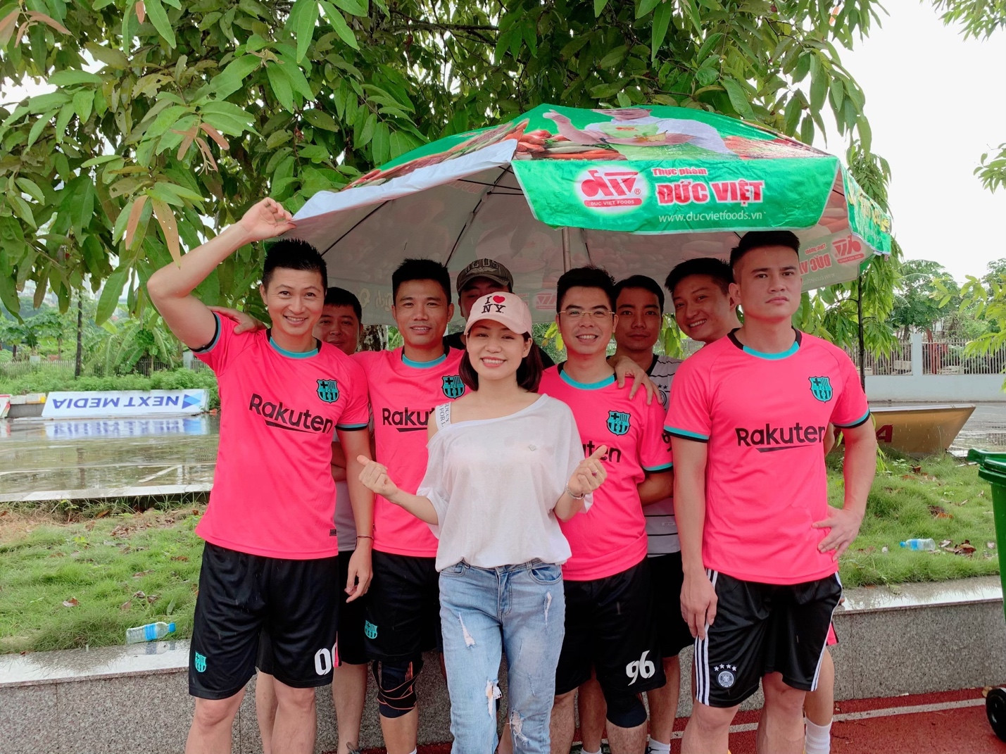 Phóng viên Doanh Nghiệp &amp; Thương Hiệu phỏng vấn cầu thủ FC Kinh Đô &amp; Anh Em bên lề giải đấu