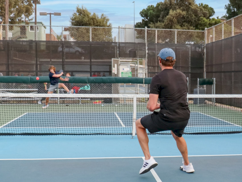 Trận đấu Pickleball đánh đơn với hai người chơi trên sân