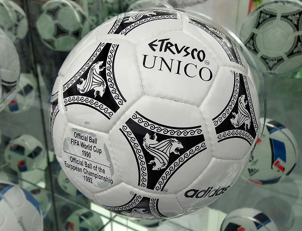 Quả bóng đá Adidas Etrusco Unico, cảm hứng từ nền văn minh cổ đại